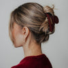 Azerum Haarklammer in Bordeaux-Rot mit Goldschrift – elegante Krallen-Haarspange für voluminöse Hochsteckfrisur bei feinem und dünnem Haar
