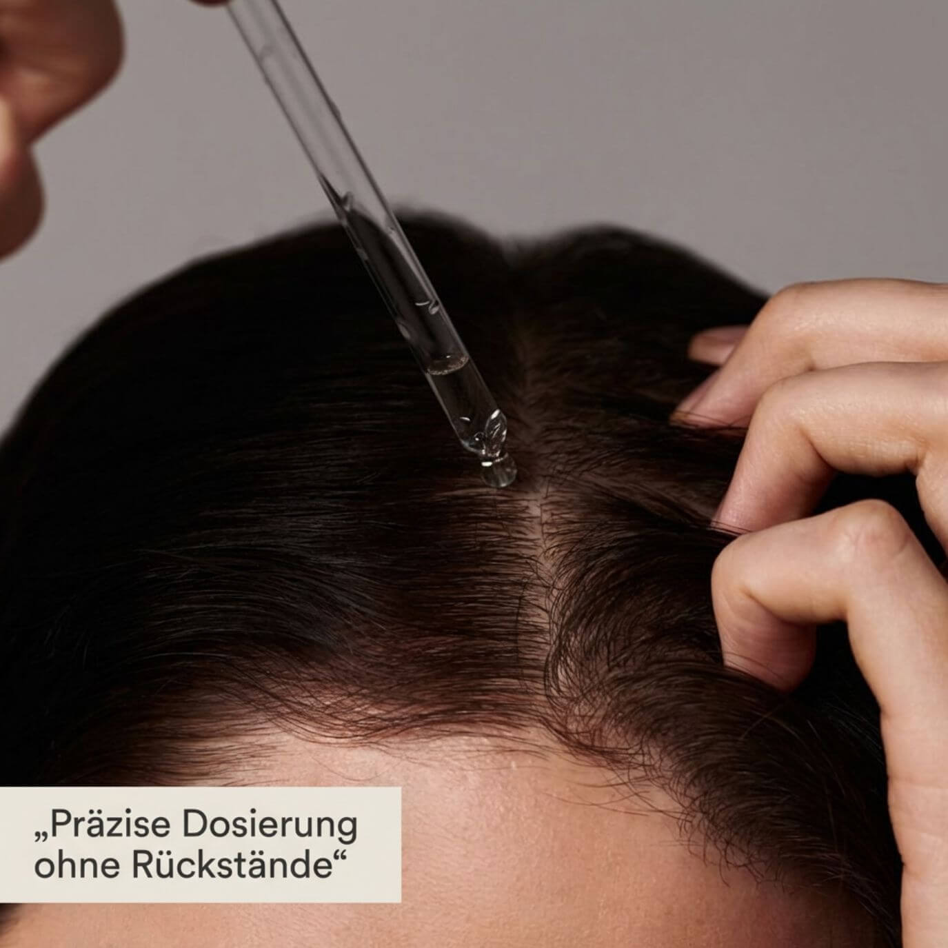 Azerum Premium Kopfhautserum Anwendung mit Pipette direkt auf die Kopfhaut – präzise Dosierung ohne Rückstände für optimale Wirkstoffaufnahme