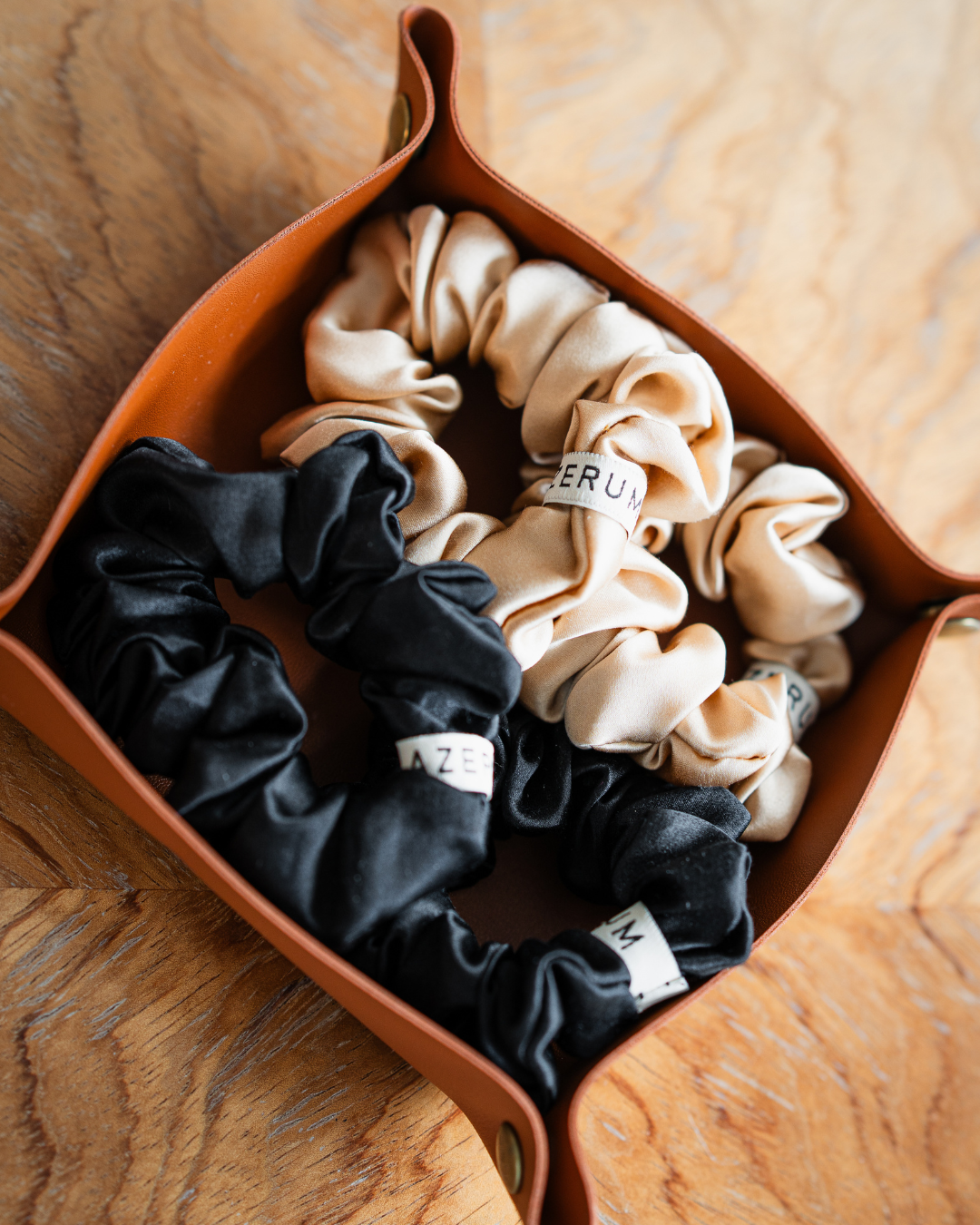 Limited Edition - 2 Seiden Scrunchies aus 100 % Maulbeerseide 3 Limited Edition - 2 Seiden Scrunchies aus 100 % Maulbeerseide – Bild 3